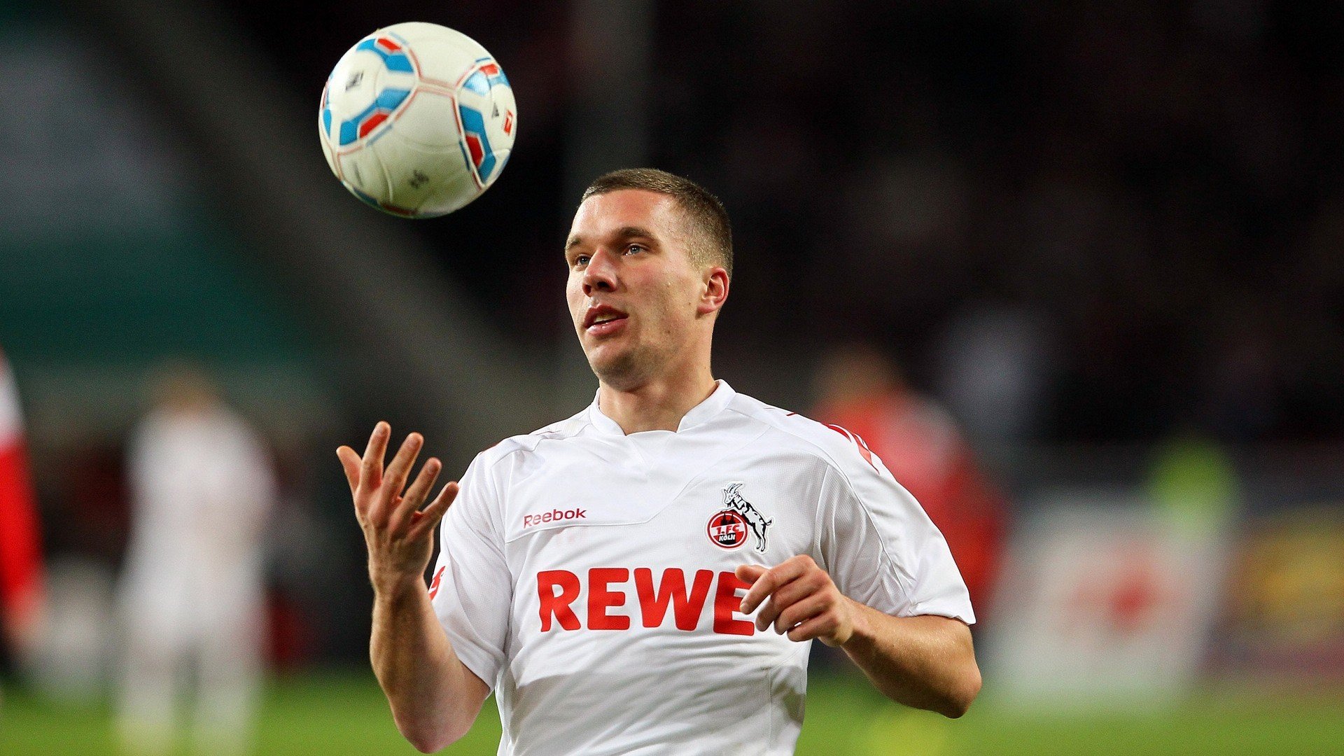 门兴格拉德巴赫高位逼抢限制对方控球权,门兴格拉德巴赫主力门将